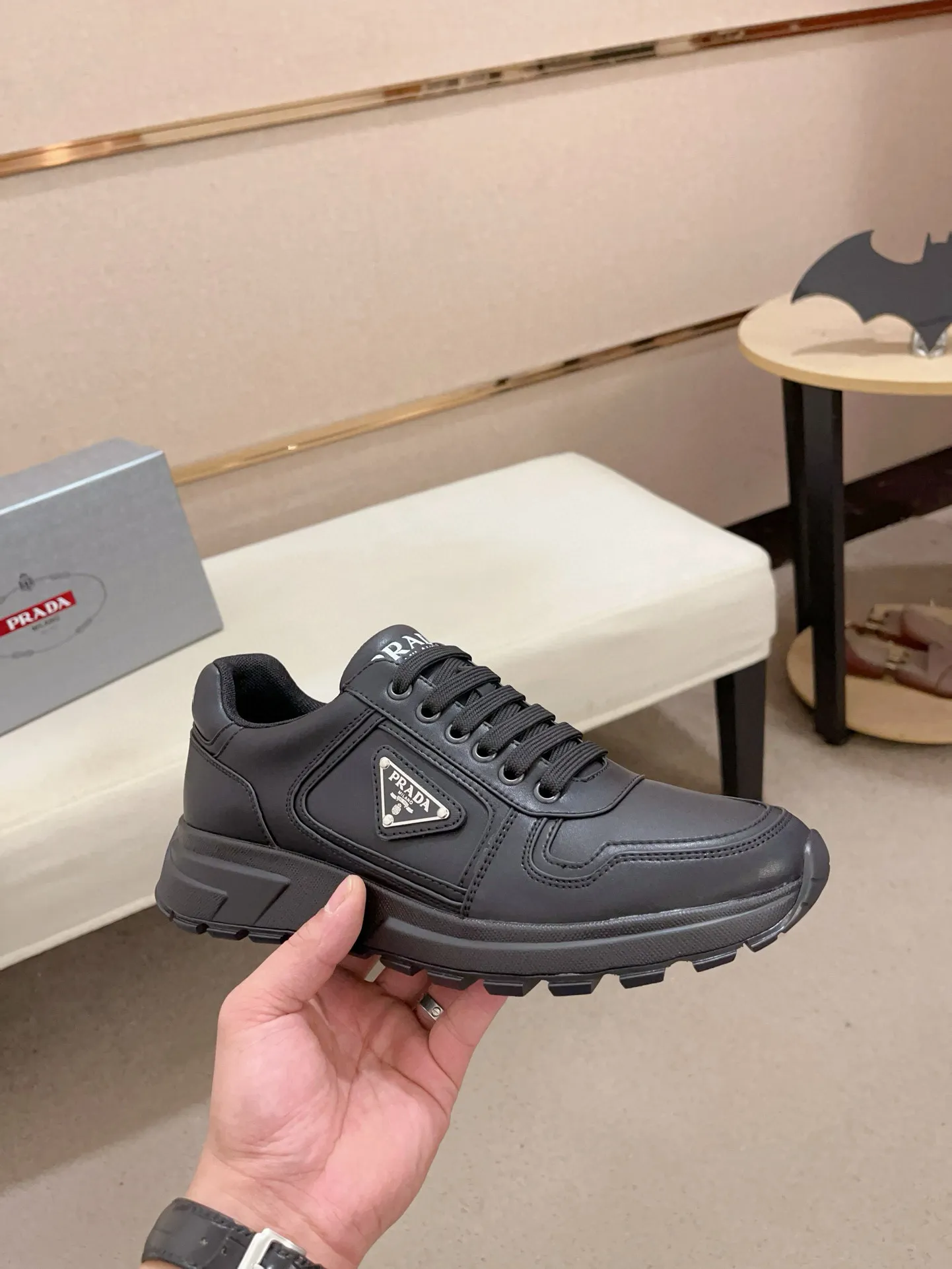 Men's shoes 💰 580 💰 (high version) new Prada (Prada) high-top counters are launched simultaneously, new men's shoes, 😘fabrics are selected from waterproof technical cloth. First layer cowhide lining. 👍🏿Original molded anti-slip rubber outsole, with exquisite lines, simple and elegant, comfortable and high-end for leisure travel. Number of yards: 38 to 44. (Can be customized for 45.46.)